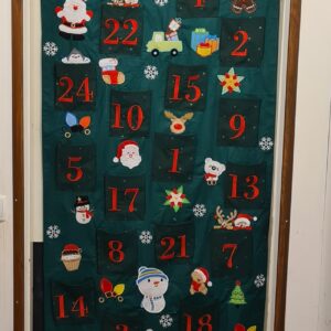 Jõulukalender uksele taskutega - Jõulukalender uksele, taskutega, rohkete tikitud piltidega