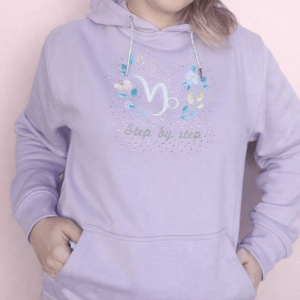 Tähtkuju märgiga ja tikitud lilledega kapuutsiga pusa +kristallid