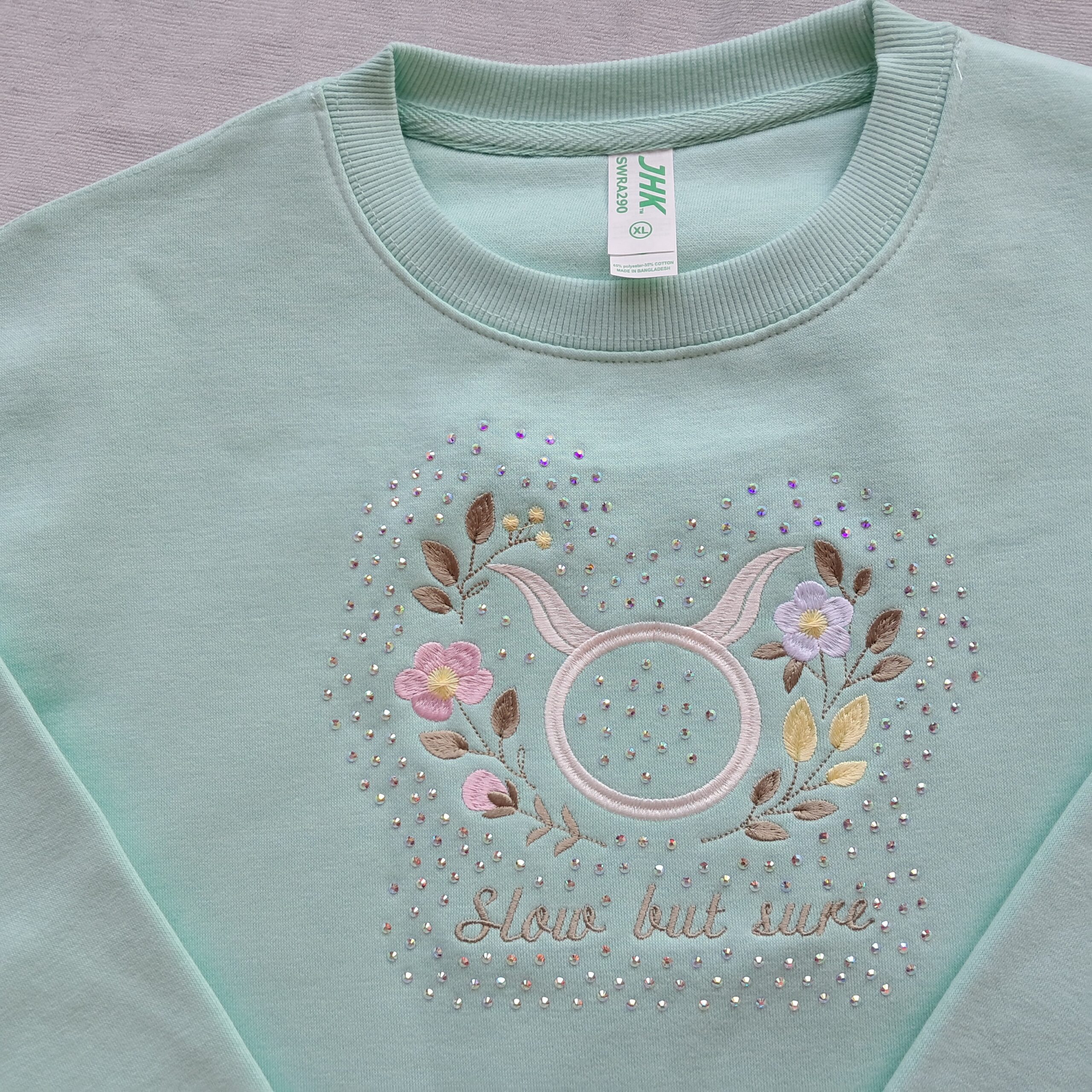 Tähtkuju märgiga ja tikitud lilledega pusa +kristallid - Image 4