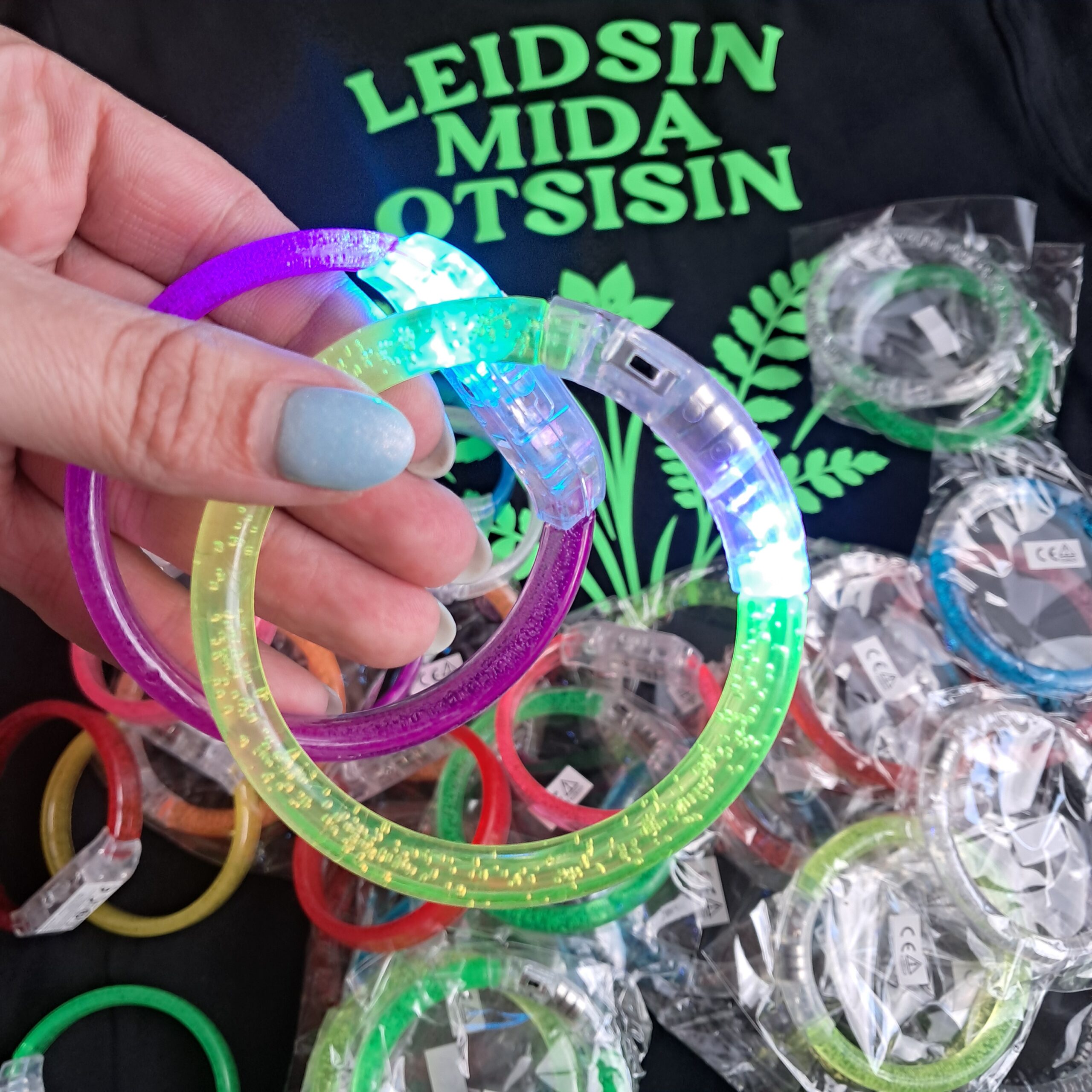 Helendav jaanipäeva T-särk "Leidsin mida otsisin" koos patareitoitel käepaelaga